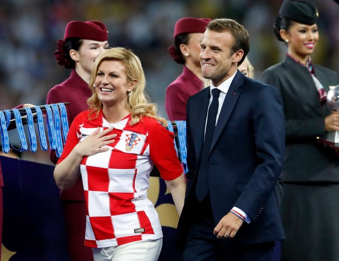 De Franse president Emmanuel Macron is duidelijk in zijn nopjes. Hij en zijn Kroaatse collega president Kolinda Grabar-Kitarovic wonen de prijsuitreiking op het veld bij.
