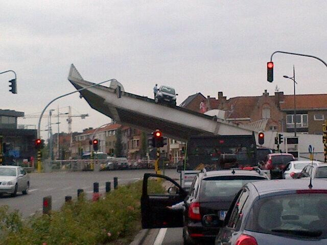 Een incident met een auto bij de Scheepsdalebrug in Brugge in 2013.