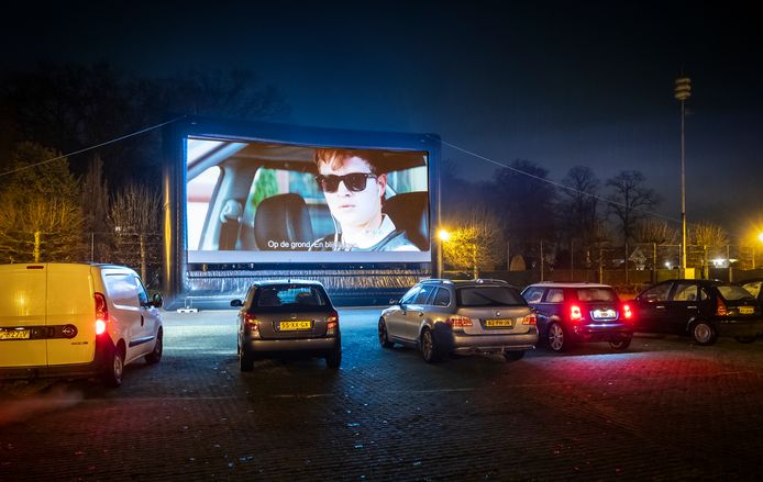 Film ‘Baby Driver’ op een groot scherm in Heeze.