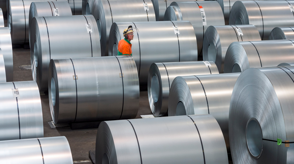 Rollen staal worden van een laag zink voorzien in Dompelverzinklijn 3 van staalbedrijf Tata Steel in Velsen-Noord. Beeld Lex van Lieshout / ANP