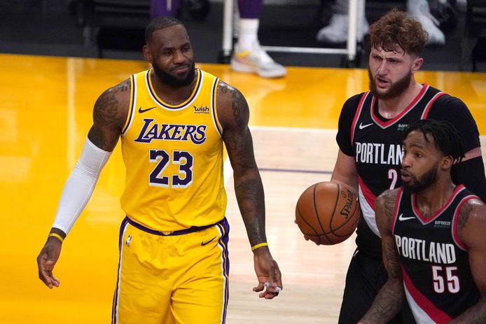 LeBron James (links) en de LA Lakers leden hun tweede seizoensnederlaag.