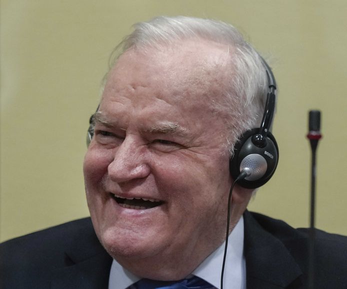 Ratko Mladic had het opvallend naar zijn zin in de rechtszaal.