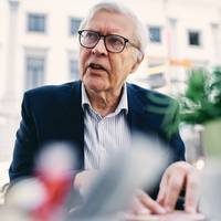 ‘Met de jaren wordt mijn mes alleen scherper. Omdat ik besef dat mijn tijd bijna op is en er veel te weinig verandert in de politiek’