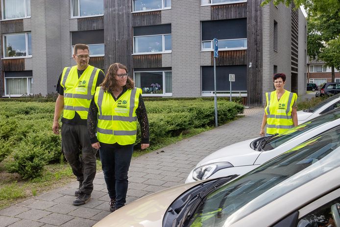 Het buurtpreventieteam maakt een rondje door de wijk. Op de foto van links naar rechts Patrick Wolter, Nathalie de Kleijn-Gerritse en Anja Rutjes.