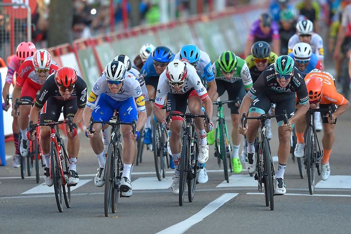 Sam Bennett drukt zijn wiel als eerste over de finish.