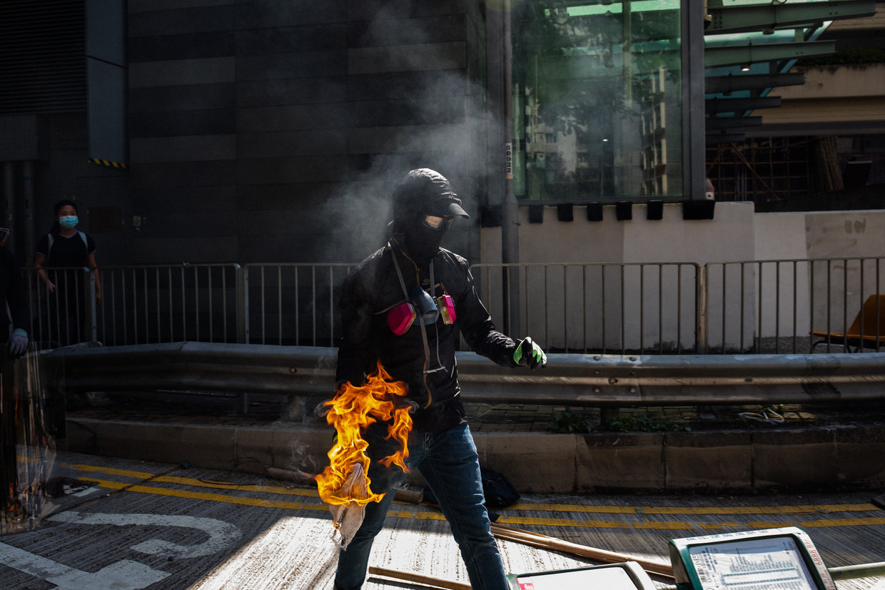 Een Honkongse betoger maakt zich klaar om een molotovcocktail te gooien.