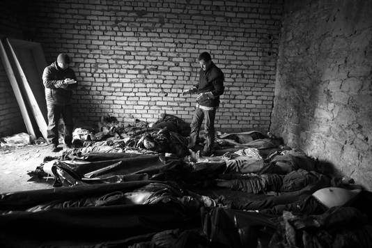 Lichamen van oorlogsslachtoffers in een geïmproviseerd mortuarium in Odessa.