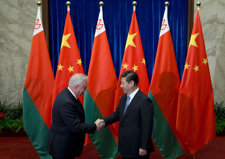 De Chinese president Xui jinping schudt de hand van premier Myasnikovich van Wit-Rusland. Beeld AP