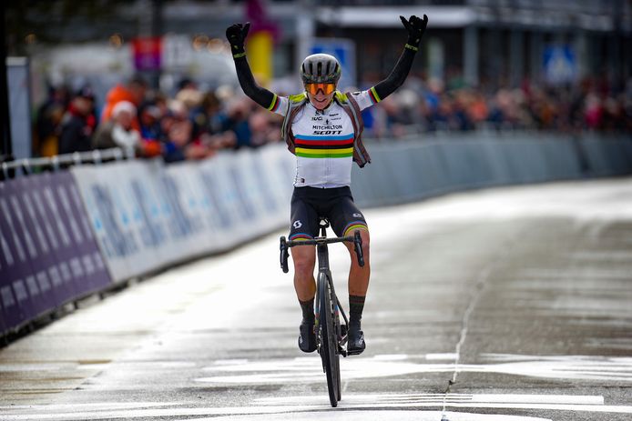 Van Vleuten Soleert In Omloop Naar Eerste Overwinning In Regenboogtrui Sport Destentor Nl