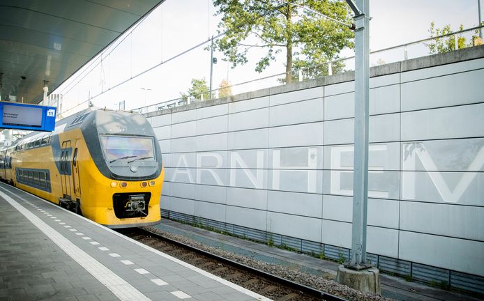 Een trein op station Arnhem