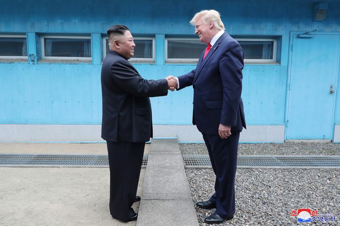 Kim Jong-un en Trump schudden elkaar de hand op de inter-Koreaanse grens.