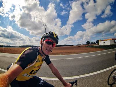 Gesink zit na valpartij in Tour weer op de fiets