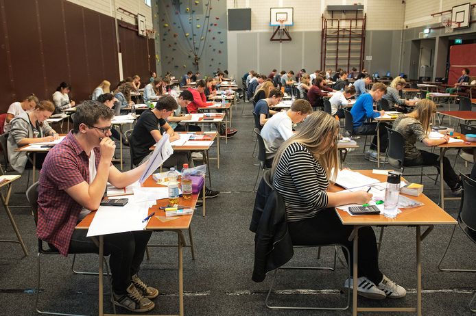 Leerlingen van middelbare school Notre Dame tijdens een eerder examen scheikunde (archieffoto).