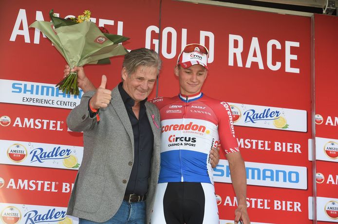 Mathieu van der Poel op het podium met koersdirecteur en voormalig bondscoach Leo van Vliet, bij wie Koos Moerenhout in de auto zat.