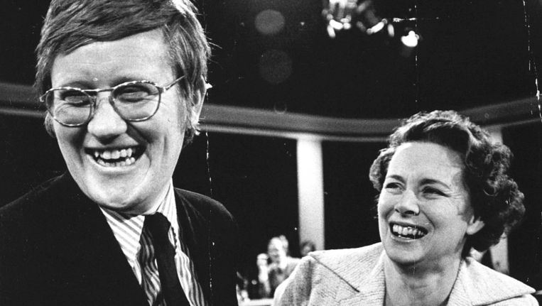 Verkiezingen 1972. Een overgelukkige Hans Wiegel en Haya van Someren, nadat de winst voor de VVD zich duidelijk ging aftekenen. de partij haalt 6 zetels winst en is daarmee de derde partij in Nederland. ANP PHOTO Beeld ANP