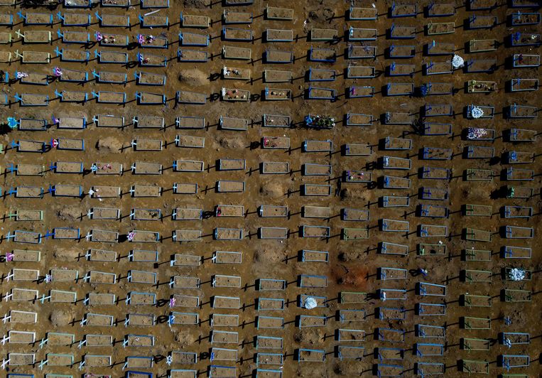 Graven van covidslachtoffers in de Braziliaanse stad Manaus, waar het virus genadeloos heeft toegeslagen. Beeld AFP