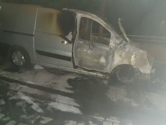 Rellen in de Marollen. Dertig jongeren steken bestelwagen in brand en gooien molotovcocktails naar de brandweer.