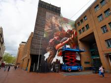 Majestueuze muurschildering van 20 meter hoog laat mensen in centrum Eindhoven stilstaan: ‘De hele dag door krijgen we reacties’