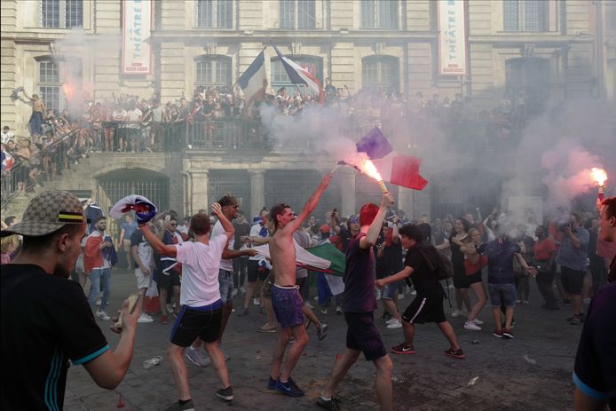 Franse voetbalfans zijn uitzinnig na de winst op het WK voetbal, op sommige plekken loopt het uit de hand.