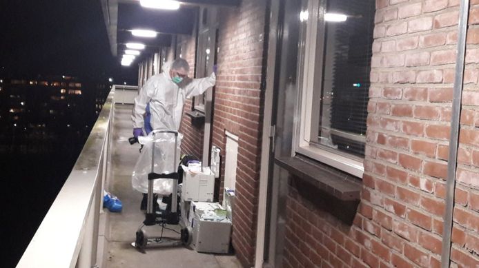 Forensisch onderzoek in de flatwoning van Peter Hovens aan de Lisztgaarde in Oss.