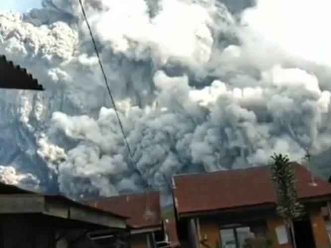 Sinabung braakt vulkanische as tot zeven kilometer hoog