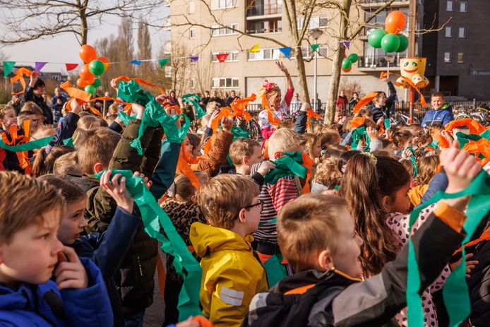 Basisschool De Keen heeft sinds dinsdagmorgen officieel een nieuwe naam, die feestelijk werd onthuld op het schoolplein. De nieuwe naam is De Aventurijn.