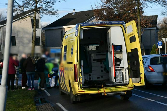Een fietsster in Enschede is woensdagmiddag met letsel naar het ziekenhuis gebracht.