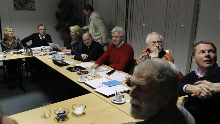 De rayonhoofden in vergadering, in rode trui voorzitter Wiebe Wieling. Beeld anp