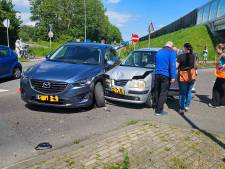 Twee auto's knallen op elkaar bij afrit N3 in Dordrecht, ambulance opgeroepen