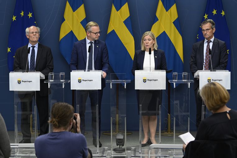 Zweedse topministers en de gouverneur van de Zweedse nationale bank tijdens een persconferentie. Beeld ANP / EPA