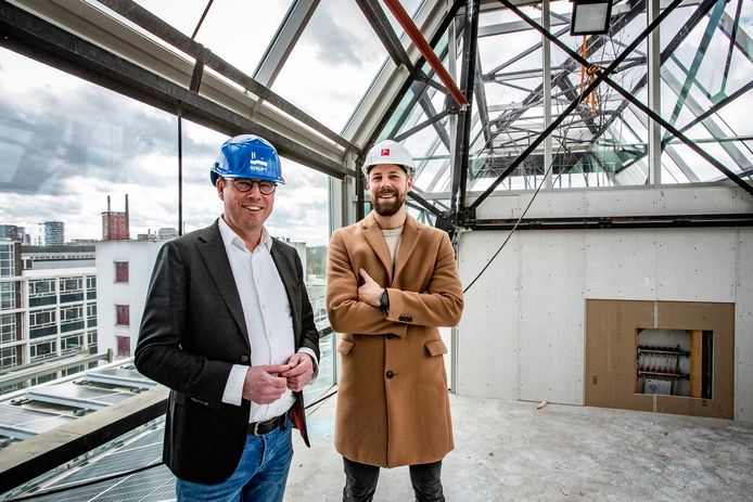 Boudie Hoogedeure van eigenaar GEVA BV (links) en ceo Albert Maas van Avular in de koepel van het Glaslaboratorium (gebouw TY) op Strijp-T in Eindhoven.