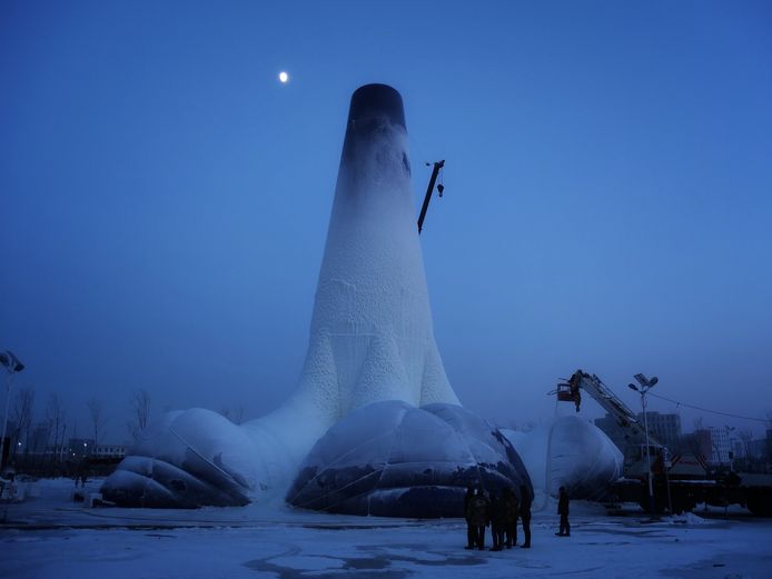 Studenten van onder andere de TU Eindhoven en Summa College hebben in Harbin, China de hoogste ijstoren gebouwd: het gevaarte meet 30 meter.