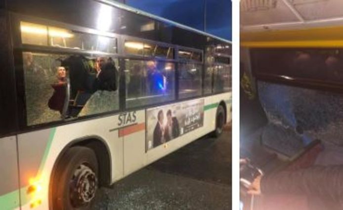 De ruit van de bus lag aan diggelen.