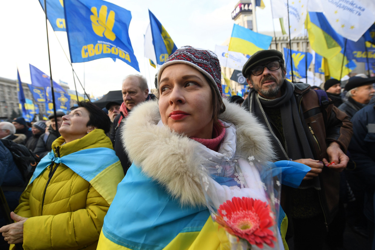 Betogers in Kiev roepen op zondag om een ‘rode lijn’ voor president Zelenski in zijn onderhandelingen met de Russische president Poetin.