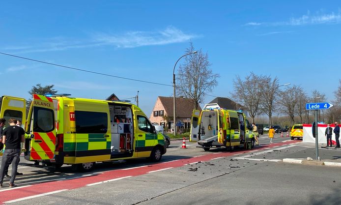 Het ongeval gebeurde op het kruispunt van de Keerstraat/Impestraat met de Gentsesteenweg N9 in Erondegem.