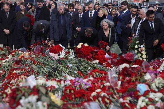 Diplomaten en een bloemenzee voor de slachtoffers van de aanslag.