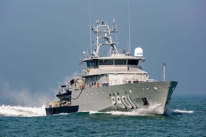 De P901 Castor van de Belgische marine plukte het trio op het rubberbootje uit zee, zo'n 25 kilometer voor de kust van Oostende.