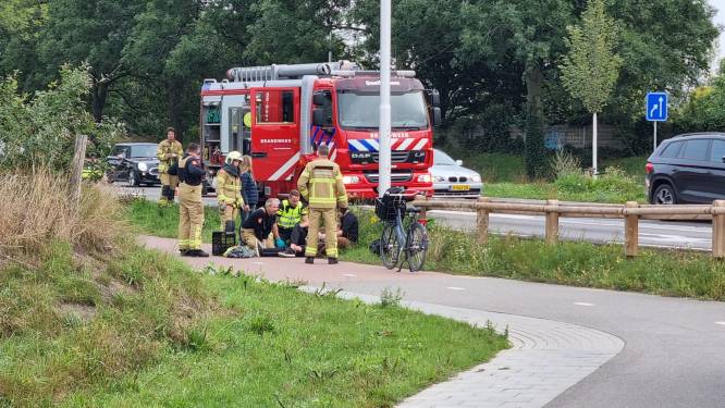Brandweer rukt uit voor jongeman die bekneld raakt in voorwiel van zijn fiets