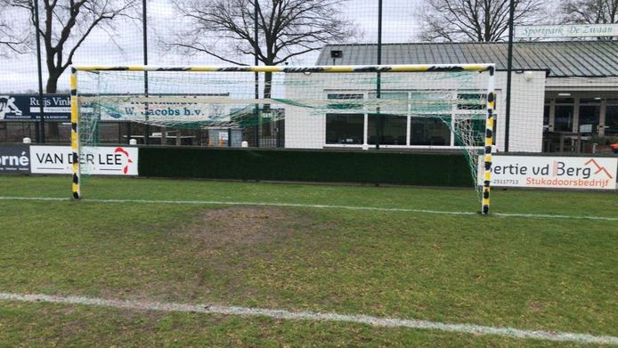 De doelpalen van het hoofdveld van EVVC waren in de nacht van zaterdag op zondag in de clublkleuren van Nulandia geverfd.