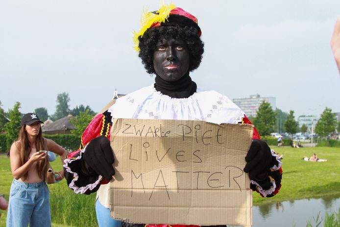 Een voorstander van Zwarte Piet protesteert bij een demonstratie tegen racisme in Leeuwarden deze week.