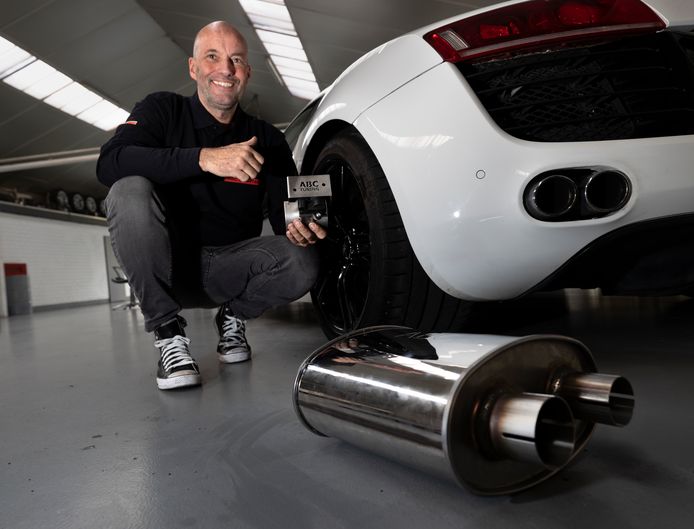 Wim van de Ven van autogarage ABC in Helmond is een hit op TikTok.