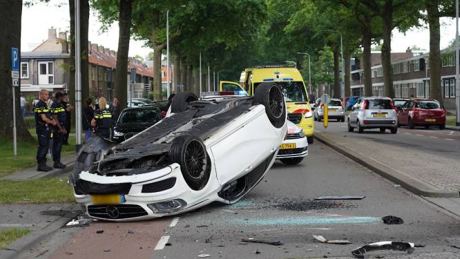 Auto slaat over de kop in Tilburg, twee gewonden
