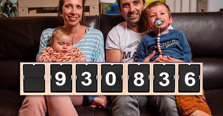 Baby Pia en haar gezin. Voor het meisje werd het enorme bedrag opgehaald dat nodig is voor een levensreddend spuitje. Beeld Photo News