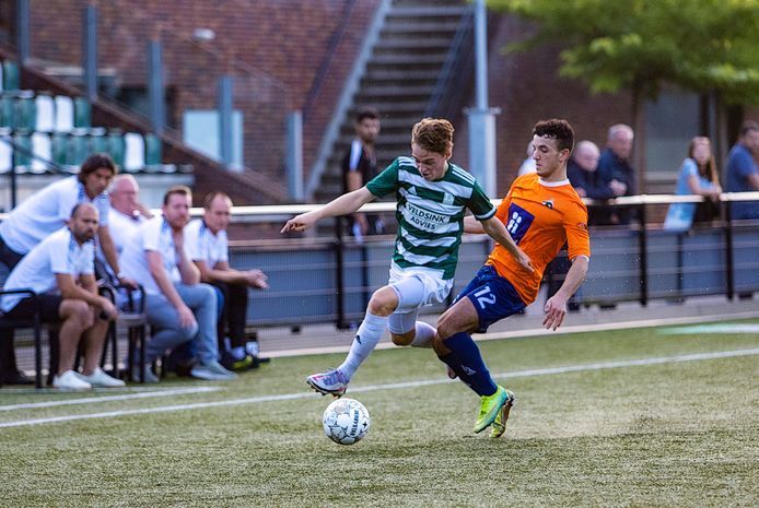 Nuenen ED2021-13251 Amateurvoetbal *RKSV Nuenen* - *Minor* nr 16 *Matt Bolhuis* is in duel met nr 12 *Brahim Benahmed* EEN OPDRACHT