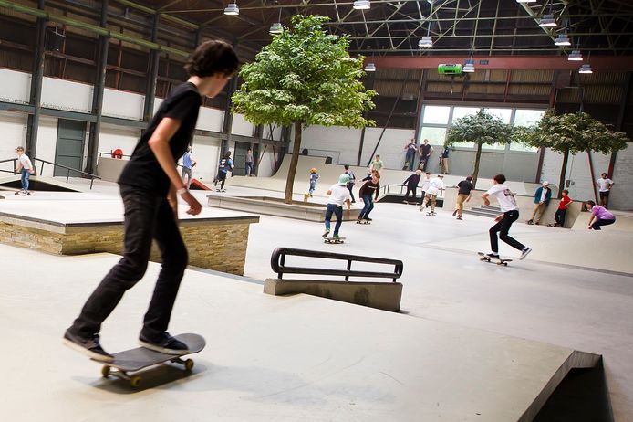 Skatehal Pier 15 aan de Bredase Veiingkade De hele vloer, ook de ramps, zijn tijdens BredaPhoto bedekt met grote portretten waarover heen wordt geskate
