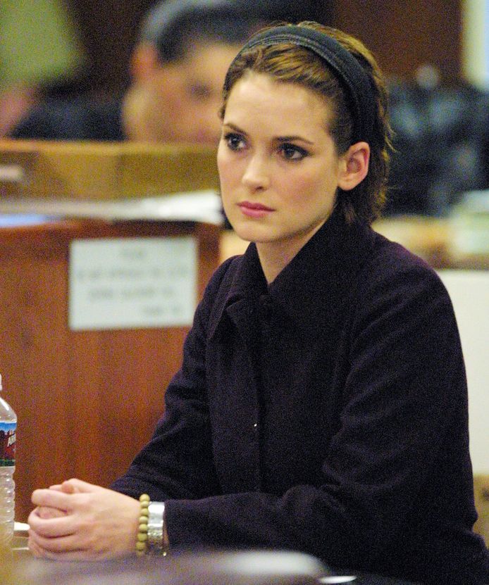 Winona Ryder luistert aandachtig tijdens haar proces.