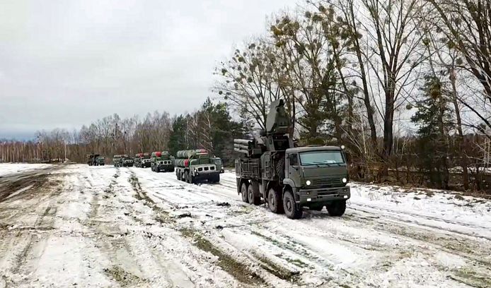Militaire teams van het S-400 luchtverdedigingssysteem rijden naar een oefenterrein in Wit-Rusland.