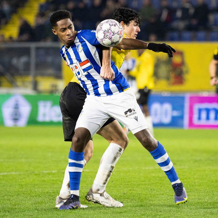 Collin Seedorf van FC Eindhoven, vlak voor de vermeende handsbal waardoor de 1-2 werd afgekeurd.