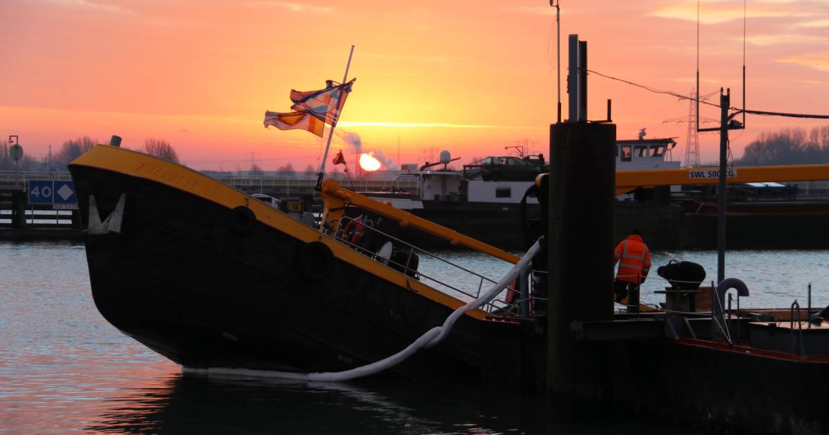 Bunkerboot deels gezonken bij Schore