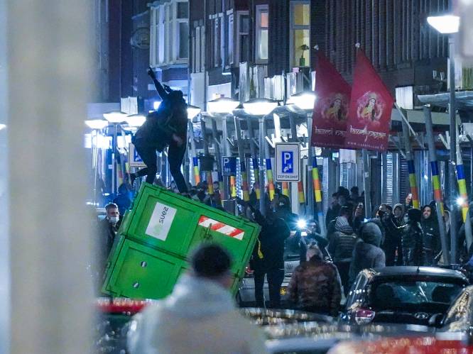 Opnieuw chaotische avond in Nederlandse steden: politie lost waarschuwingsschot tijdens gewelddadige rellen